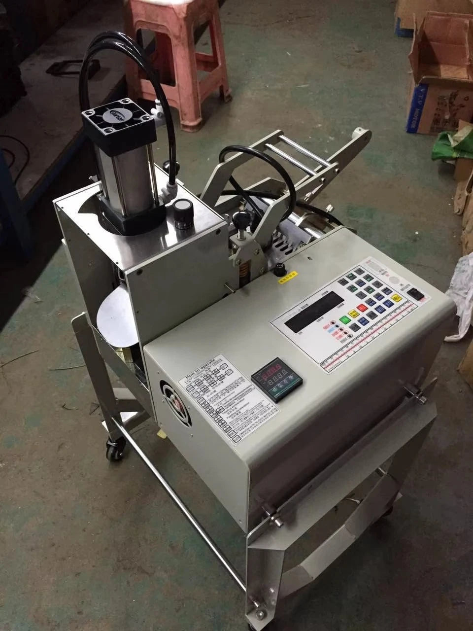 Production of high-speed automatic beveled fabric die-cutting machine